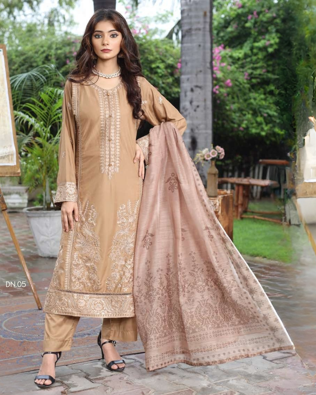 3 Piece Stitched Digital Printed Embroidered Lawn Suit From Zara ’25 Collection – GLAMOUR
